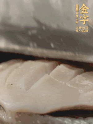 鮑魚用勺子撬出來，去掉內(nèi)臟和牙齒，加面粉、白醋、鹽、啤酒抓一下，清水洗凈，切花刀。