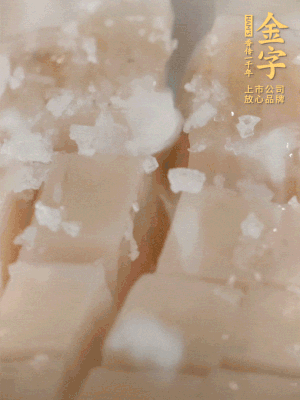鮑魚中加點(diǎn)鹽、蠔油抓拌一下。