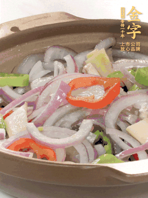 砂鍋底鋪上香菜，放上料頭，再放上焯過水的鮑魚殼。