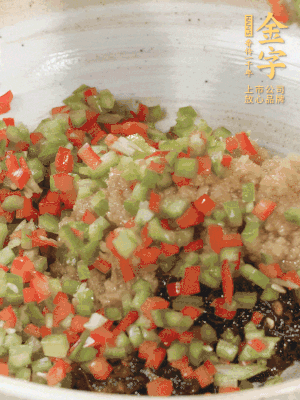 XO醬、蒜蓉醬、青紅椒粒攪拌成醬料。