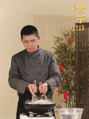 整只土雞冷水下鍋，加蔥姜、料酒焯水，撈出后用溫水清洗干凈。