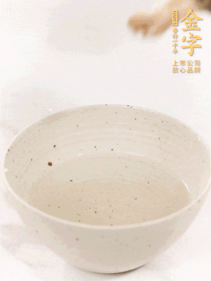 羊肚菌流水洗凈2遍后，溫水泡發(fā)15-20分鐘。