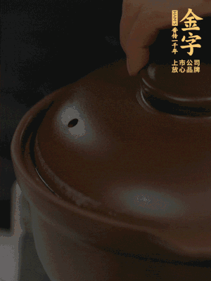 雞、火腿、姜片一起放入砂鍋中，大火轉(zhuǎn)小火燉2小時。