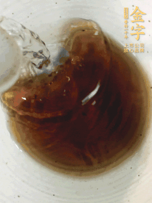 黃酒中加清水、蒸魚(yú)豉油、白砂糖混合均勻。