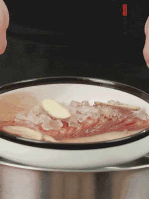 置于盤中，加冰糖100g、黃酒100g、水200g，上鍋蒸20分鐘。