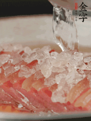 依舊放上冰糖100g、黃酒100g、水200g，鍋中再蒸15分鐘。