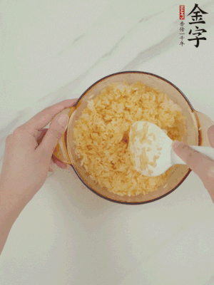 隔夜剩米飯加蛋黃攪拌均勻。