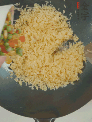 下豌豆粒、胡蘿卜粒、玉米粒。（買現(xiàn)成冷凍的雜菜即可，非常方便）