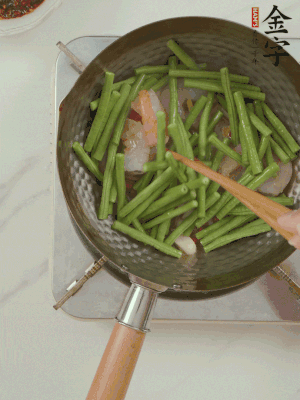 下掰好的缸豆段翻炒，略燜煮。
