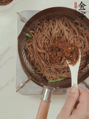 下蕎麥面，淋上少許醬油，加2勺金字火腿大師醬略翻炒即可。