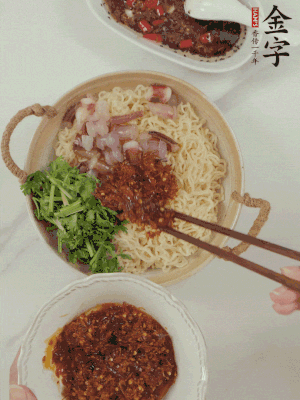 在面上鋪魷魚、香菜、金字火腿大師醬。