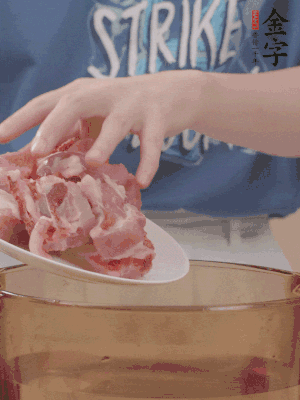 排骨剁小塊，加姜片、料酒沸水下鍋焯水。