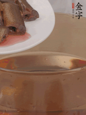處理干凈的黃鱔段，加姜片、料酒沸水下鍋焯水。撈出用涼水沖洗干凈。