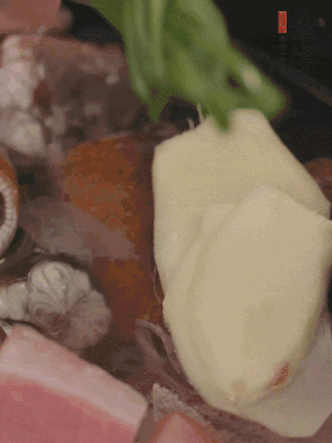 加姜片、蔥結(jié)、料酒。