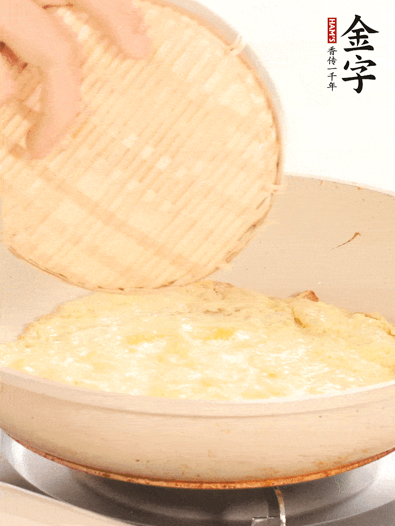 鍋內(nèi)放入少許油，油溫4成熱倒入一個(gè)雞蛋煎熟