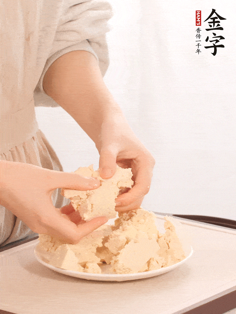老豆腐用手掰成塊。