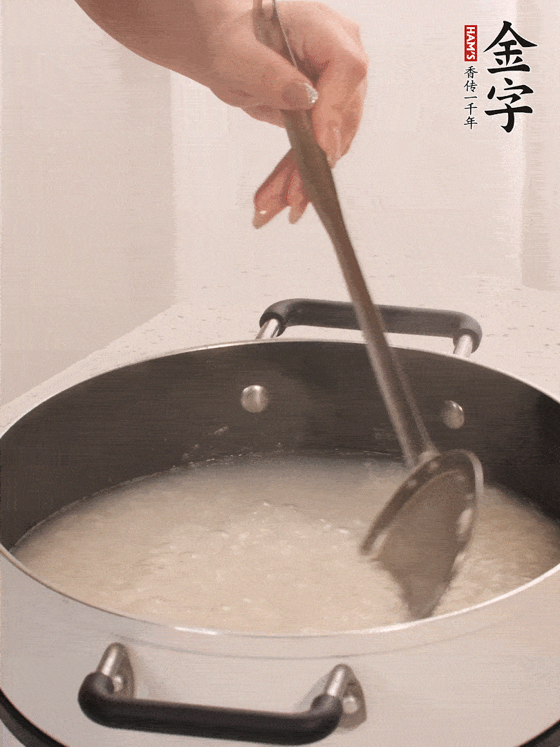 香菇、土豆、胡蘿卜、金字土香腸切小塊。