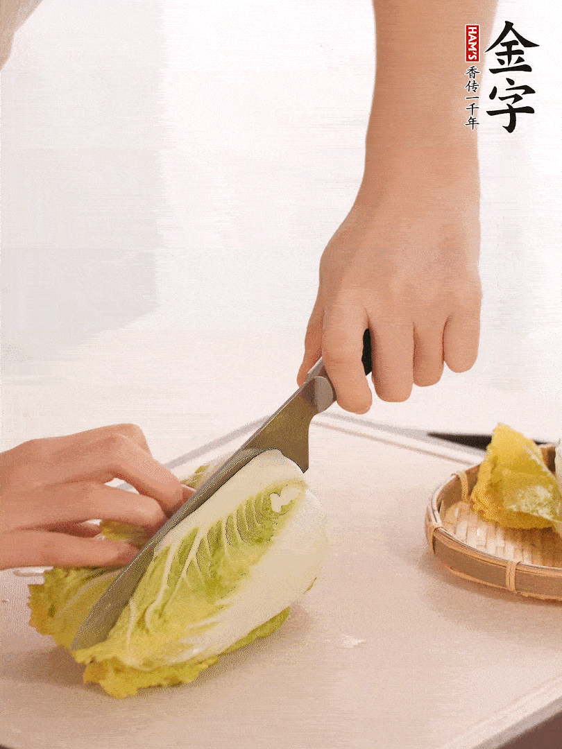 生姜切末，白菜改刀成成塊。
