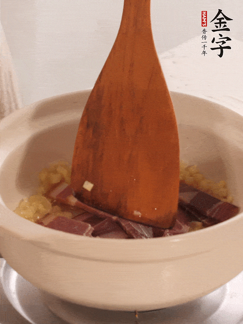 加熱水，加入白菜蓋上蓋子煨煮3分鐘。