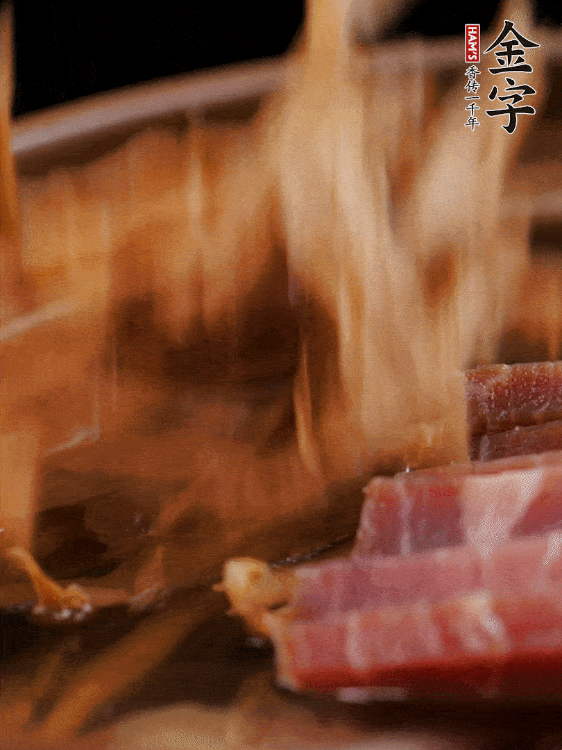 大筒骨、金字火腿、姜片、黃酒一起放入砂鍋，加筍干燉煮40分鐘。（如果家里有高壓鍋，用高壓鍋把高湯壓出來更鮮濃。）