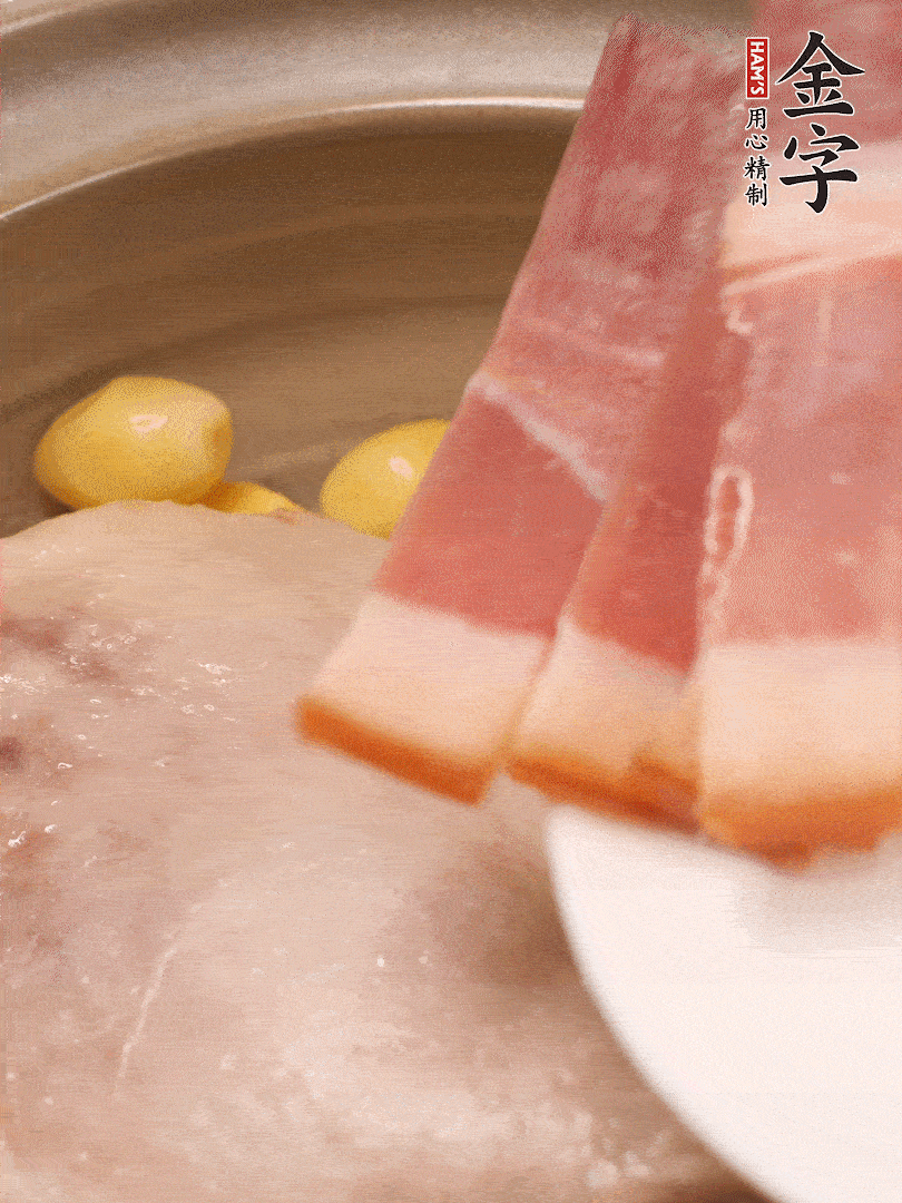 鴨肉、白果、火腿、生姜一起放入砂鍋，清水沒過食材，大火燉煮1小時(shí)
