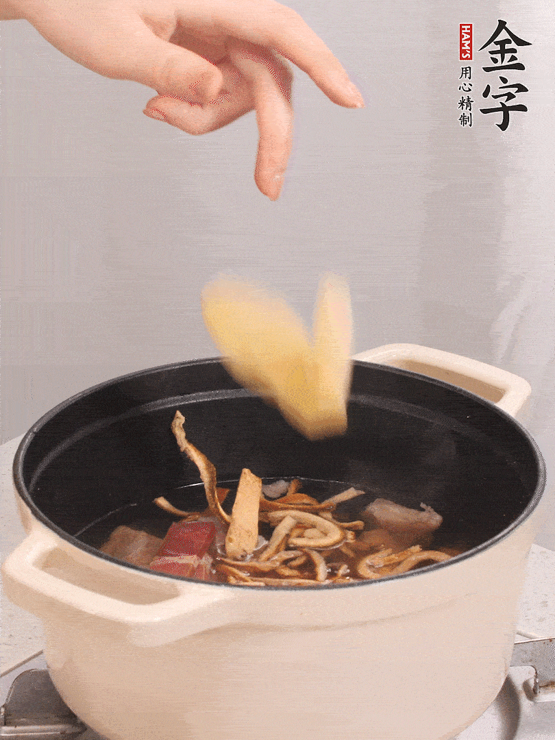 鍋中放牛腩、火腿，然后放入比食材多3倍的水；再放橘子皮、姜片、白胡椒粒燉煮90分鐘