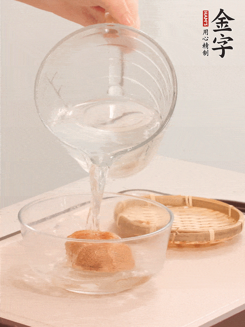猴頭菇至少泡發(fā)半小時，將浸泡后的黃水擠干；
