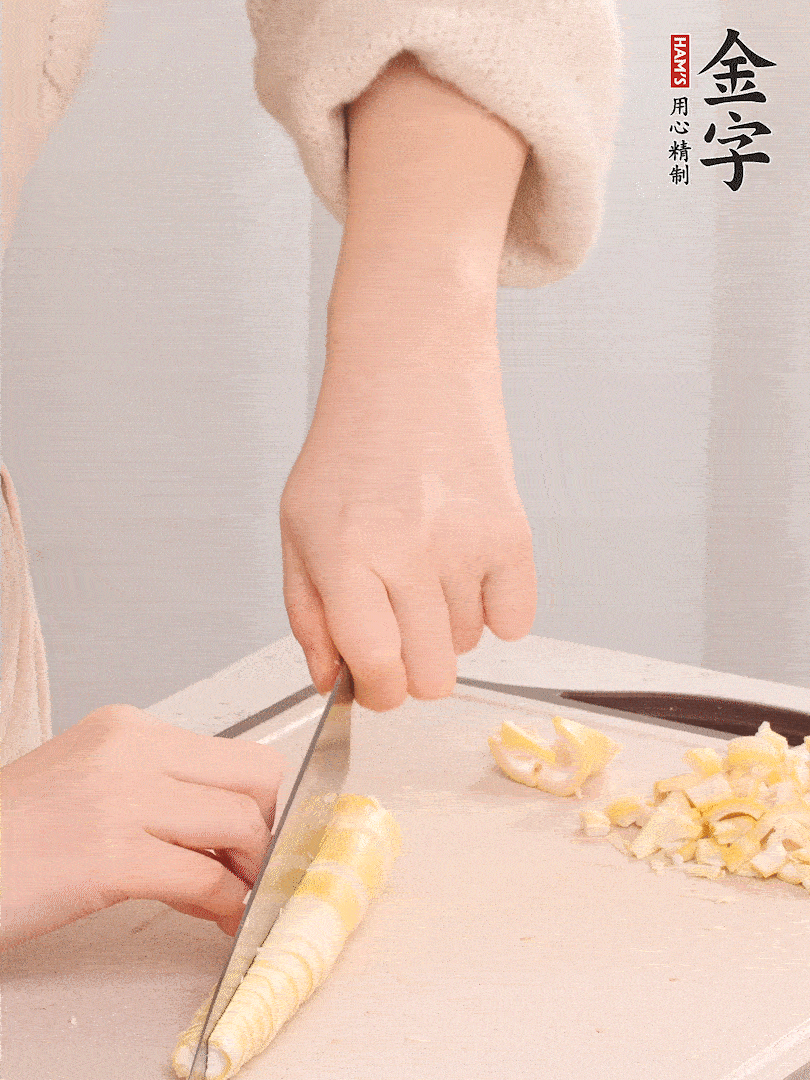 春筍去皮切小塊，焯水2分鐘左右