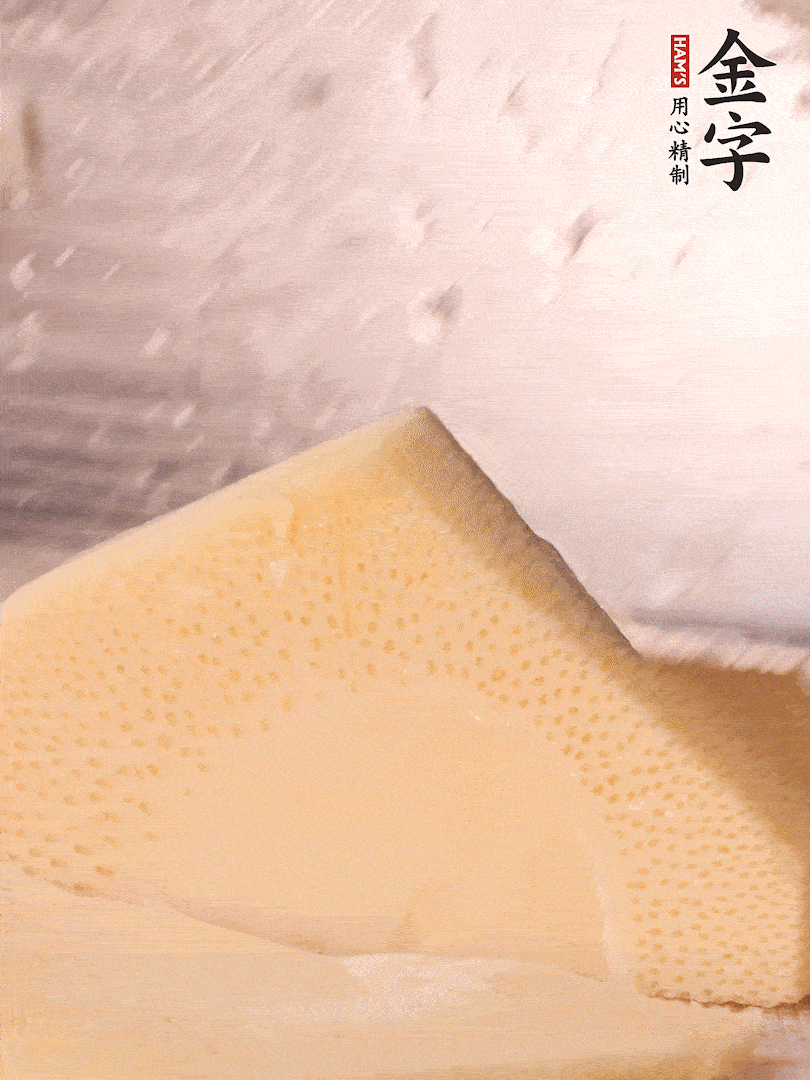 冬筍處理干凈，切滾刀塊，開水焯燙去除澀味