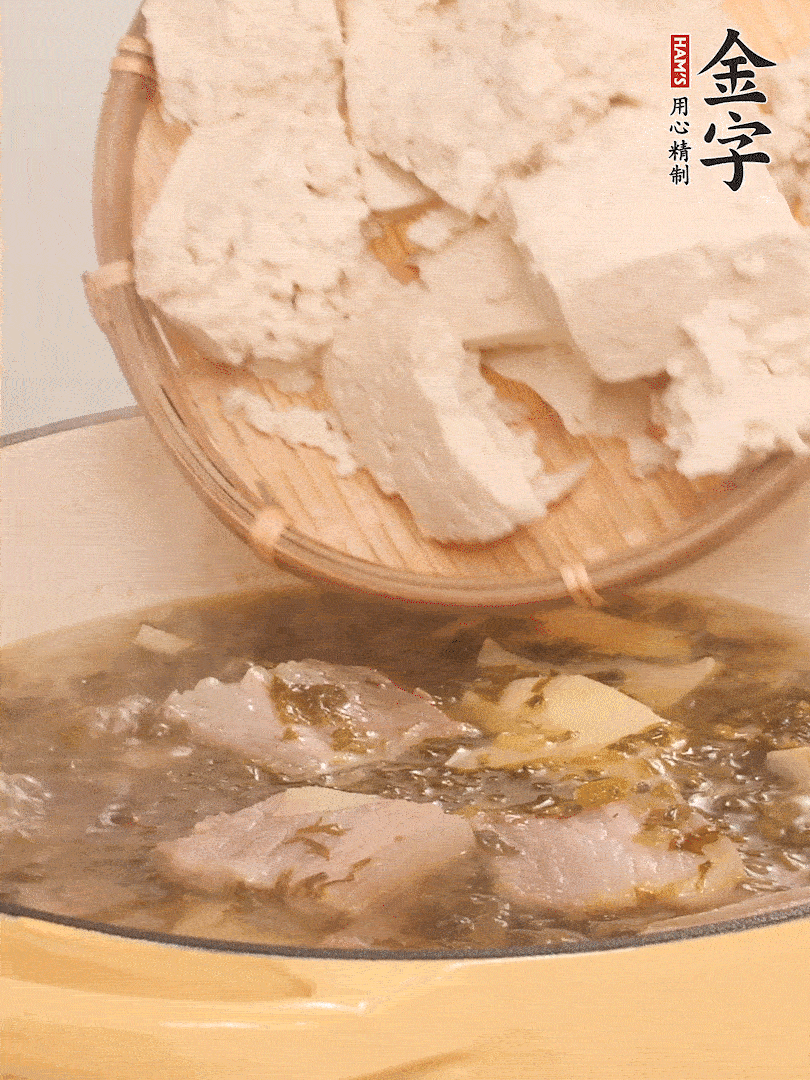 往鍋里加入一倍的水，加豆腐