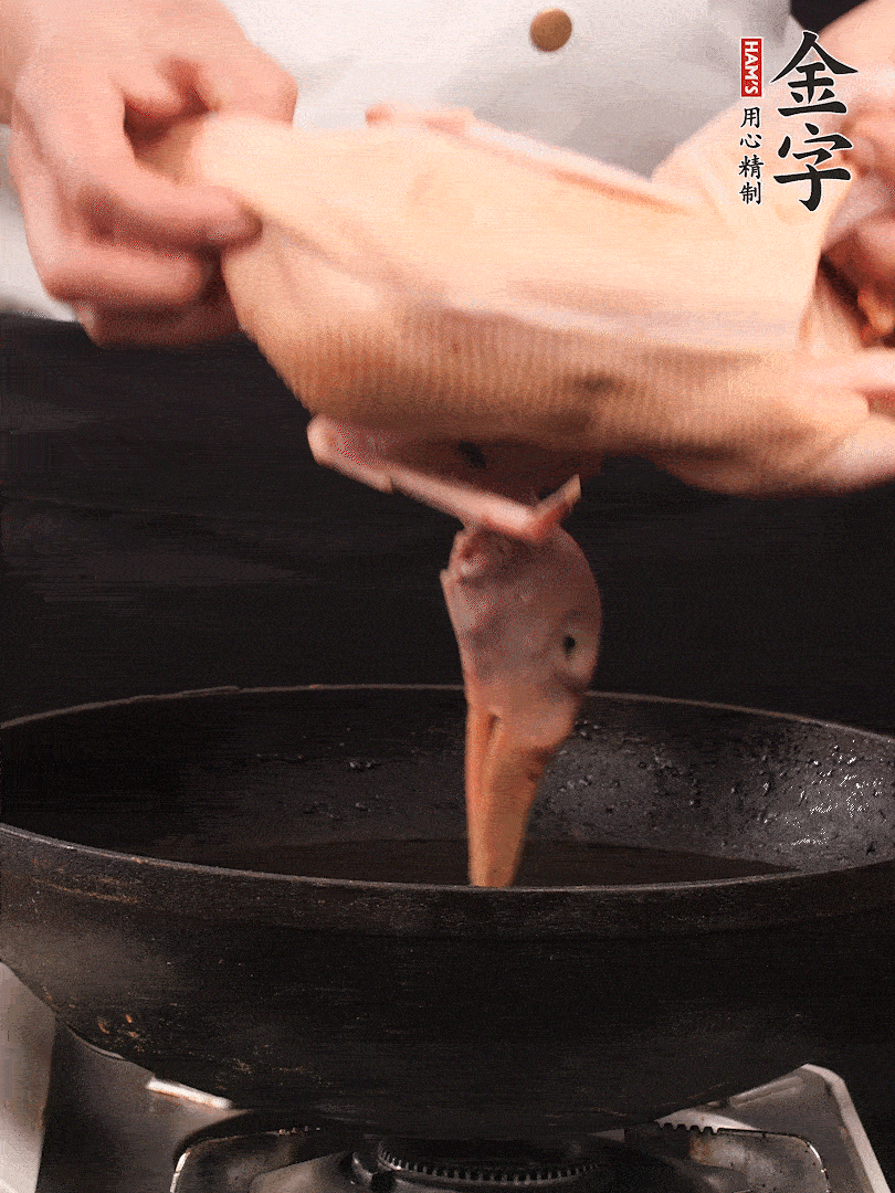 處理干凈的老鴨1只，黃酒小半碗，姜幾片，一起放入冷水，煮沸焯水3分鐘，去除血沫