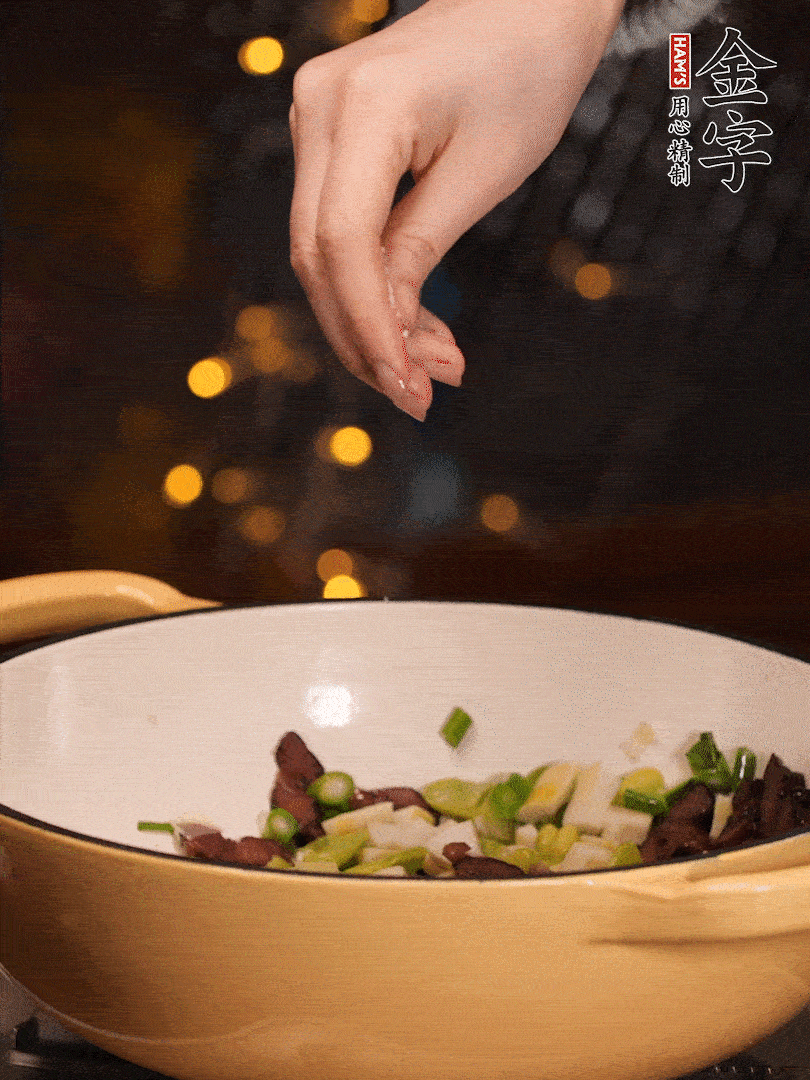 可以加點(diǎn)點(diǎn)水，再加菜苔，加點(diǎn)鹽、味精調(diào)味