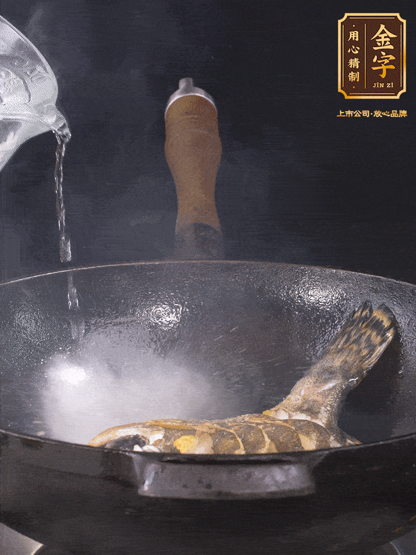 倒入適量食用油，待鍋燒熱后下桂魚煎大約2-3分鐘至兩面金黃（一定要煎透，這樣做出來的湯才會(huì)比較奶白色）