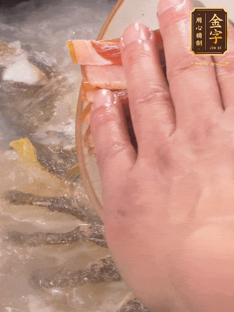 將煎好的魚，倒入三大碗開水。大火煮開后放入1個(gè)蔥結(jié)、2片姜片和1勺料酒和火腿片