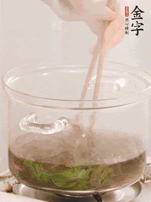 香椿焯水，變色后撈出，切成小段