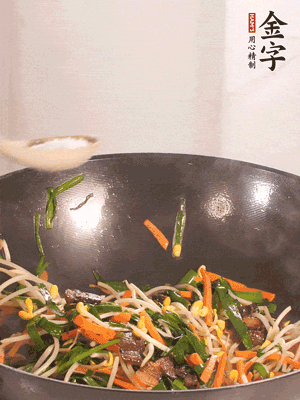 炒合菜：金字醬油肉、綠豆芽、韭菜