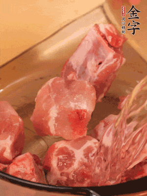 排骨冷水下鍋，加料酒、姜片，煮開綽水