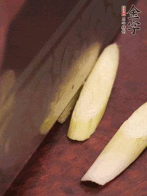 蒜白切小段，辣椒斜切圈