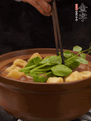 加筒骨煲的經(jīng)典配菜：金字土香腸、油豆腐、千張蓋上蓋子燜一會兒，耐心等候10分鐘。