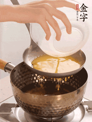 雞蛋過篩子倒入油鍋炸成蛋酥，瀝干油。