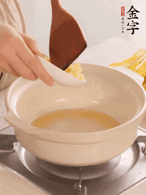 鍋里留少量底油煸香火腿和姜末。