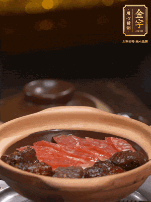 鋪上臘腸和排骨，鍋邊淋一圈油，小火煲10分鐘