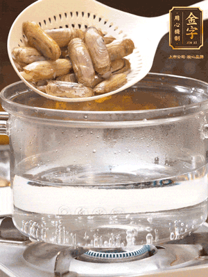 煮一鍋沸水，下蟶子汆燙30秒，撈出浸入冰水，取出蟶子肉