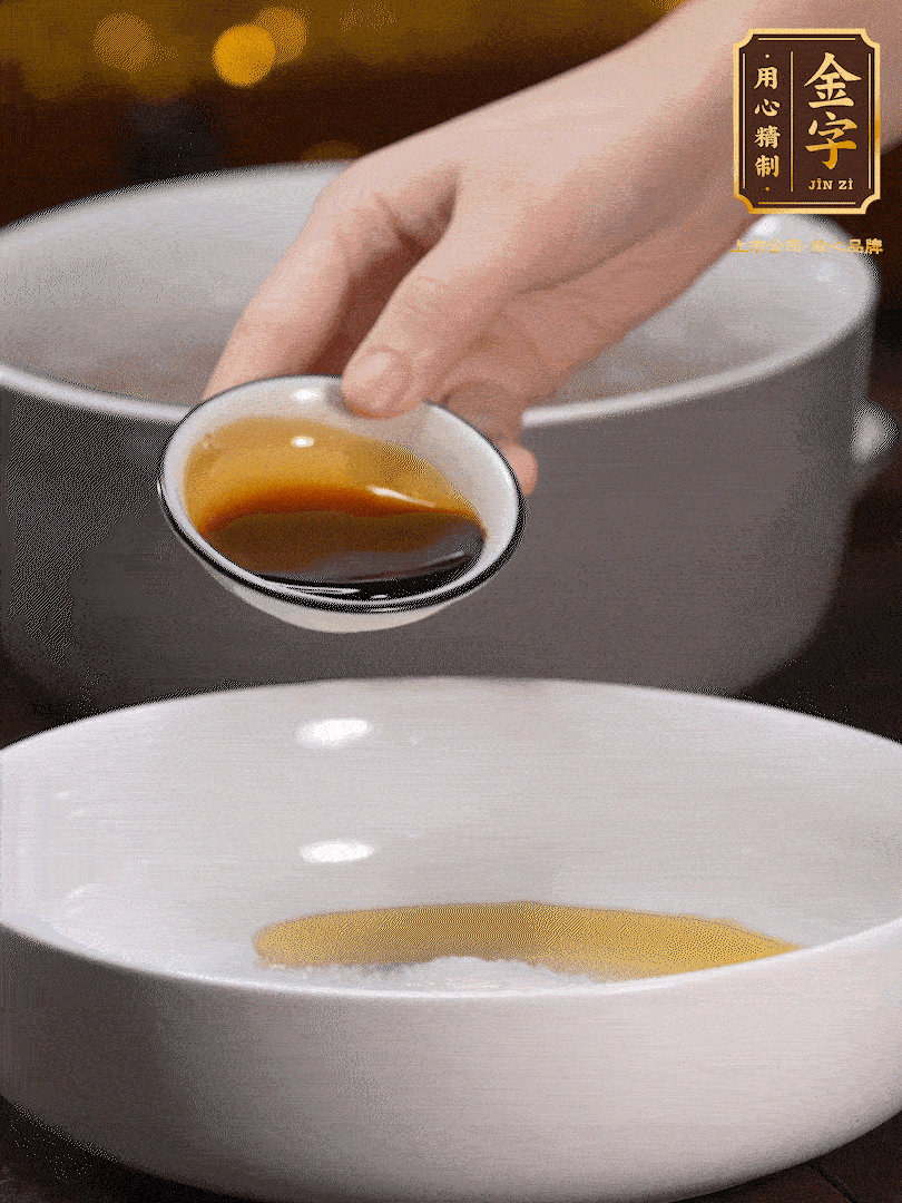 金字鹵牛肉切片，黃瓜切絲