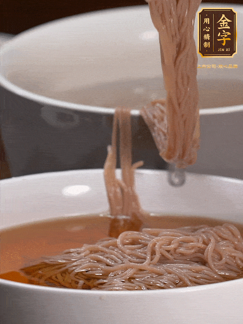 蘋果醋，一點(diǎn)鹽、糖、醬油，兌入涼白開水調(diào)成簡(jiǎn)易冷面湯，放水箱冷藏