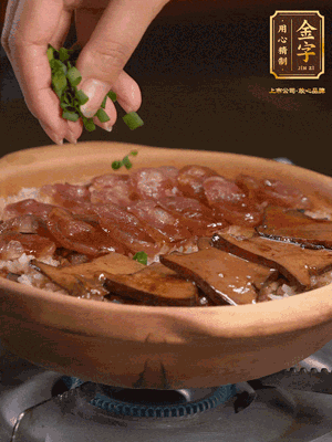 最后鋪上牛肝菌，爭(zhēng)分奪秒地倒上醬汁，撒點(diǎn)小蔥花