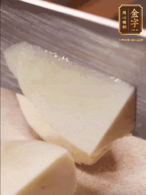 茭白去殼，底部一層老皮刨掉，切成滾刀塊