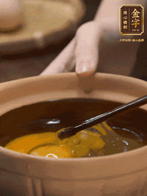 雞蛋打入砂鍋，充分打勻，1.5倍的溫水加一勺鹽，倒入蛋液中，攪拌均勻后用勺子舀去表面浮沫