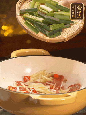 接著放蒜葉，來一點(diǎn)鹽，一點(diǎn)醬油調(diào)味翻勻