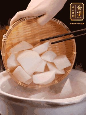 大火煮開后，轉(zhuǎn)中小火燉40分鐘，挑出蔥結(jié)，再下蘿卜燉20分鐘